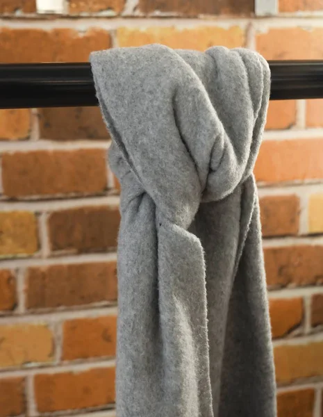 Серый шарф, привязанный к висячему бару — стоковое фото
