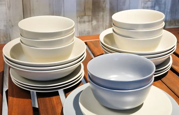 Colección de platos de cerámica, cuencos y platos — Foto de Stock
