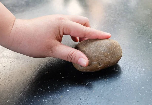 Mão segurando um Pebble Rock — Fotografia de Stock