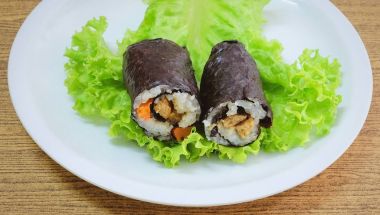 Tofu ve havuç ile Maki Sushi Roll şeyler Japon pirinç
