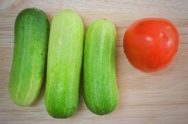 Taze domates salatalık kesme tahtası üzerinde