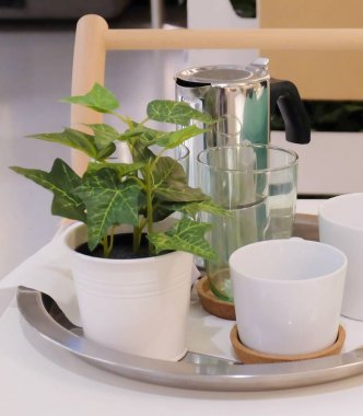 Çatal ve kaşık Metal bir kap içinde