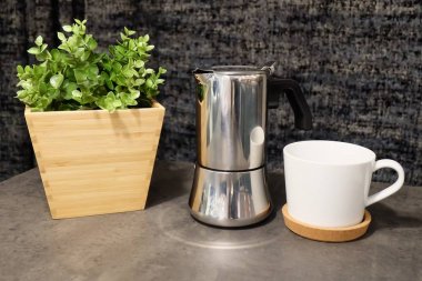 Masanın üzerine Pot ile kahve fincanı