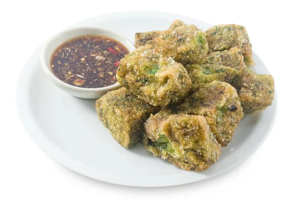 Kızarmış sarımsak Chives Dumpling beyaz zemin üzerine atmak.