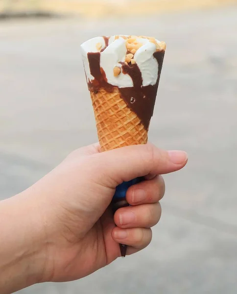 Mão Segurando Gelado Cones com Chocolate — Fotografia de Stock