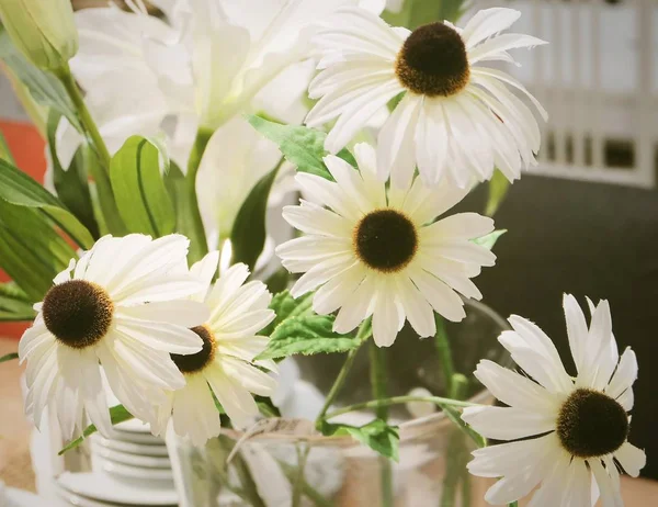 Petites fleurs artificielles blanches pour la décoration intérieure — Photo