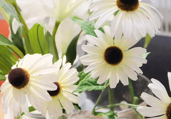 Petites fleurs artificielles blanches pour la décoration intérieure — Photo