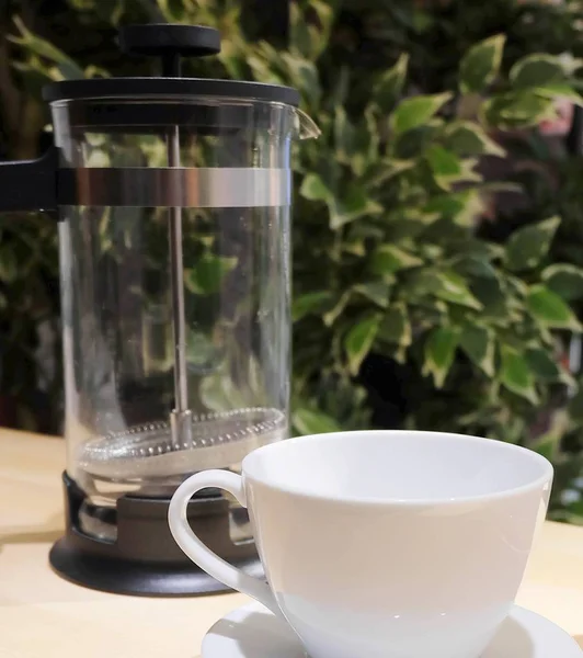 Imprensa francesa e xícara de café na mesa — Fotografia de Stock