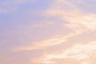 Çok güzel bir sabah mavi gökyüzü ile küçük beyaz bulutlar