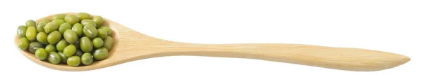 Fagioli Mung in un cucchiaio di legno isolato su sfondo bianco — Foto Stock