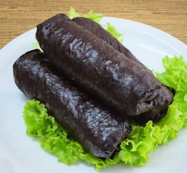 Japon pirinç Maki Sushi Roll beyaz tabak üzerinde