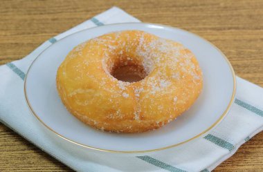 Şeker beyaz çanak üzerinde sırlı Donut