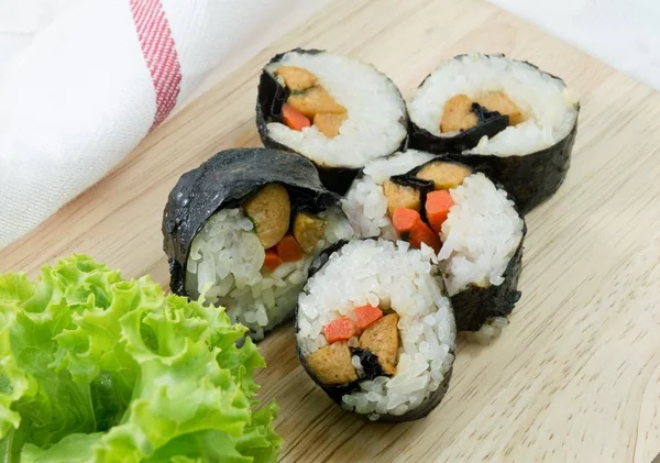 Veggie Sushi Rolls atau Vegetable Maki di Wood Tray — Stok Foto