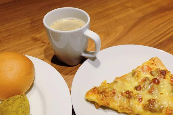 Pizza, ekmek ve ızgara patates ile sıcak kahve