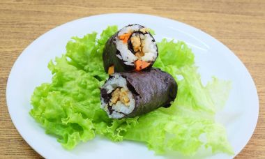 Tofu ve havuç ile Maki Sushi Roll şeyler Japon pirinç