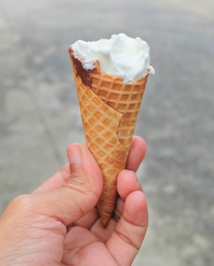 Çikolatalı dondurma koni tutan el