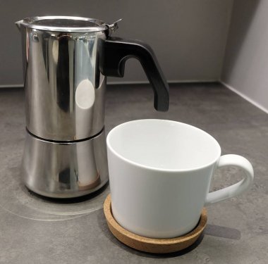 Boş kahve bardağı masanın üzerine Pot ile