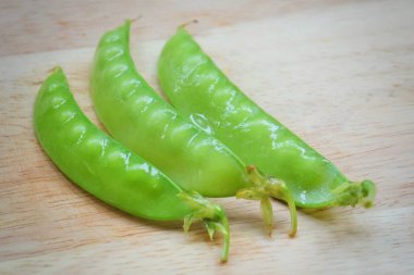 Lezzetli tatlı bezelye ahşap kesme tahtası üzerinde
