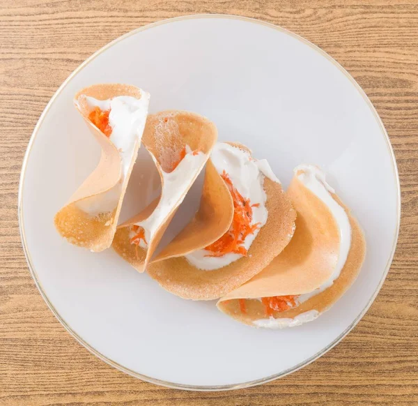 Thai Crispy Pancake dengan Krim Kelapa dan asin kelapa — Stok Foto