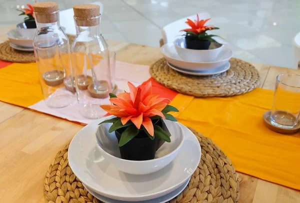 Yemek masada turuncu çiçekli Yapay ağaç