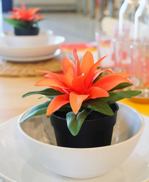 Hermosa planta artificial con flor de naranja en la mesa — Foto de Stock