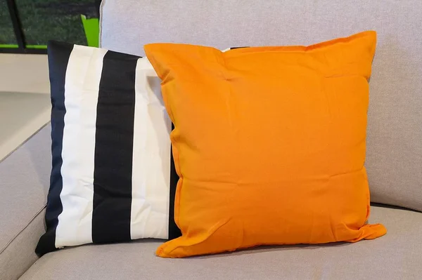 Dos almohadas decorativas en un cómodo sofá —  Fotos de Stock