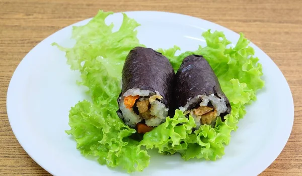 Sushi Roll Maki Jepang Beras dengan Tahu dan Wortel — Stok Foto