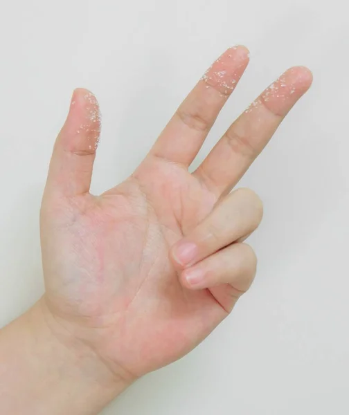 Persona abrir una mano en el aire con azúcar —  Fotos de Stock