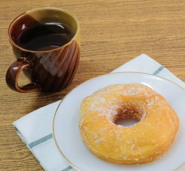 Glasierter Donut mit Zucker und Tee — Stockfoto