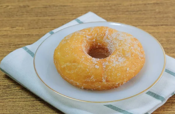 Glaserade Donut med socker på vita skålen — Stockfoto