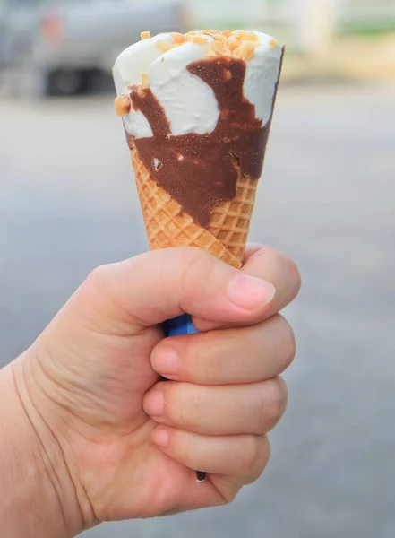 Mão Segurando Gelado Cones com Chocolate — Fotografia de Stock