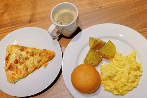 Kawa z Pizza, jajecznica, jajka, Bun i ziemniaki z grilla — Zdjęcie stockowe