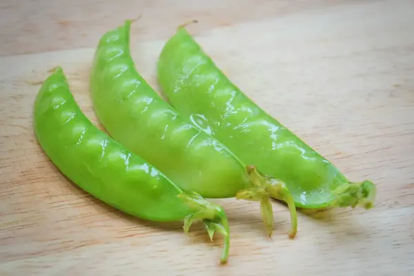 Delicious Sweet Green Pea on Wooden Cutting Board — Stock Photo, Image