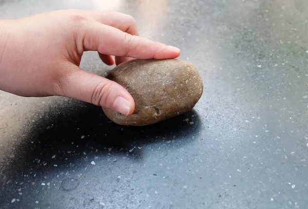 Mão segurando um Pebble Rock — Fotografia de Stock