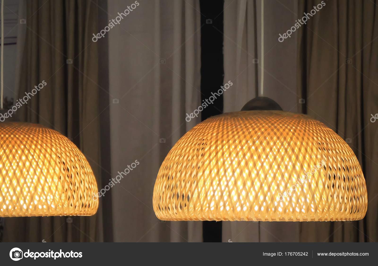 Luxe plafond bamboe lampen in de eetkamer — Stockfoto © Arayabandit ... Luxe plafond bamboe lampen in de eetkamer — Stockfoto © Arayabandit ...