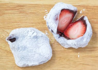 Japon tatlı çilek Mochi veya Ichigo Daifuku