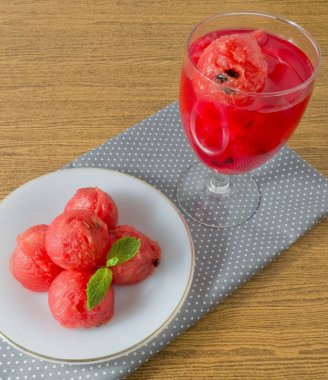 Taze kırmızı olgun karpuz karpuz suyu ile