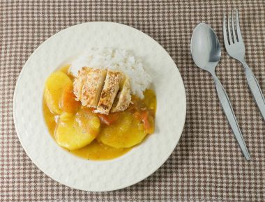 Japon köri ve pişmiş pirinç ile Tonkatsu