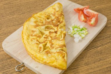 Domates ve yeşil soğan bir kase ile Tay omlet