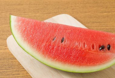 Ahşap bir gemide karpuz dilimli