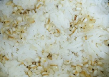 Pişmiş pirinç haşlanmış iş'ın gözyaşları ile Buhar