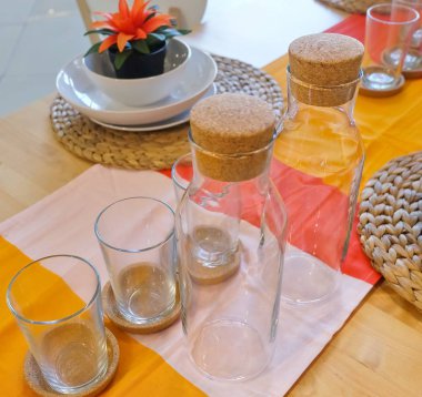 Yemekleri ile gözlük ve tablo şişe