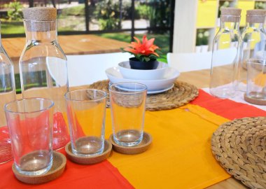 Cam şişe ile boş bardak seti