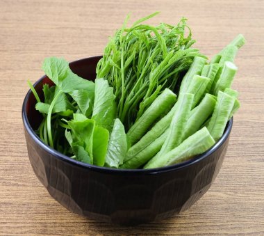 Leucaena Leucocephala, Gotu Kola yaprakları ve bir kase içinde Cowpeas