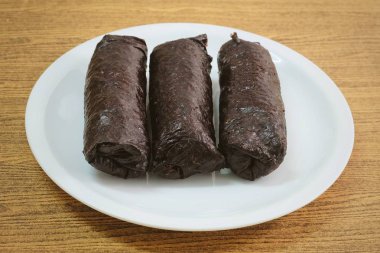 Japon beyaz plaka üzerinde Maki Sushi pirinç