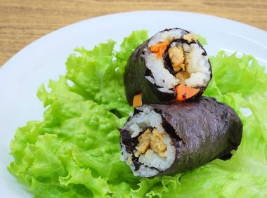 Tofu ve havuç ile Maki Sushi Roll şeyler Japon pirinç