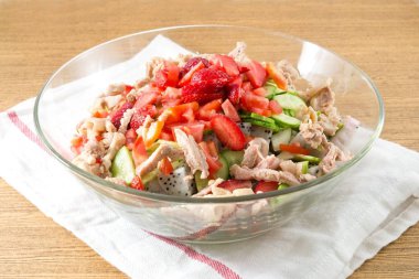 Bir cam kase lezzetli tavuk salata