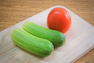 Taze domates salatalık kesme tahtası üzerinde