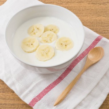 Olgun muz ile ev yapımı yoğurt kase