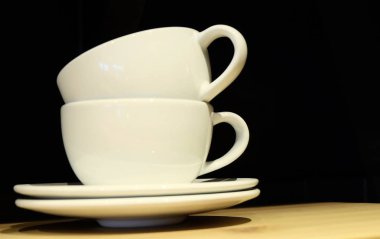 Masada iki boş kahve fincanı